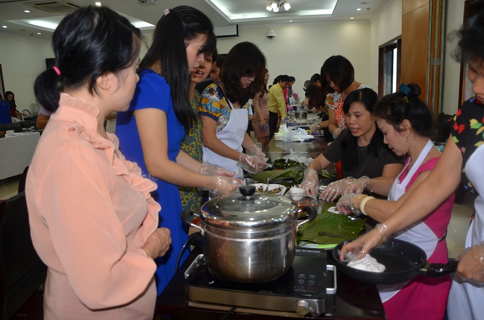 Cơ quan Tổng công ty ĐSVN: Tổ chức Hội thi “Khéo tay làm bánh” chào mừng Kỷ niệm Ngày Phụ nữ Việt Nam 20/10