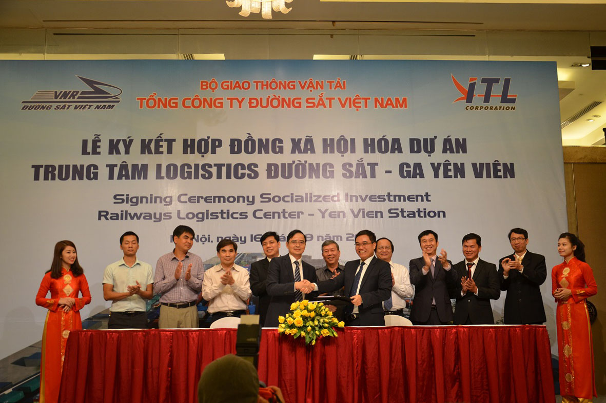 Signing ceremony socialized investment railways logistics center - Yen Vien station