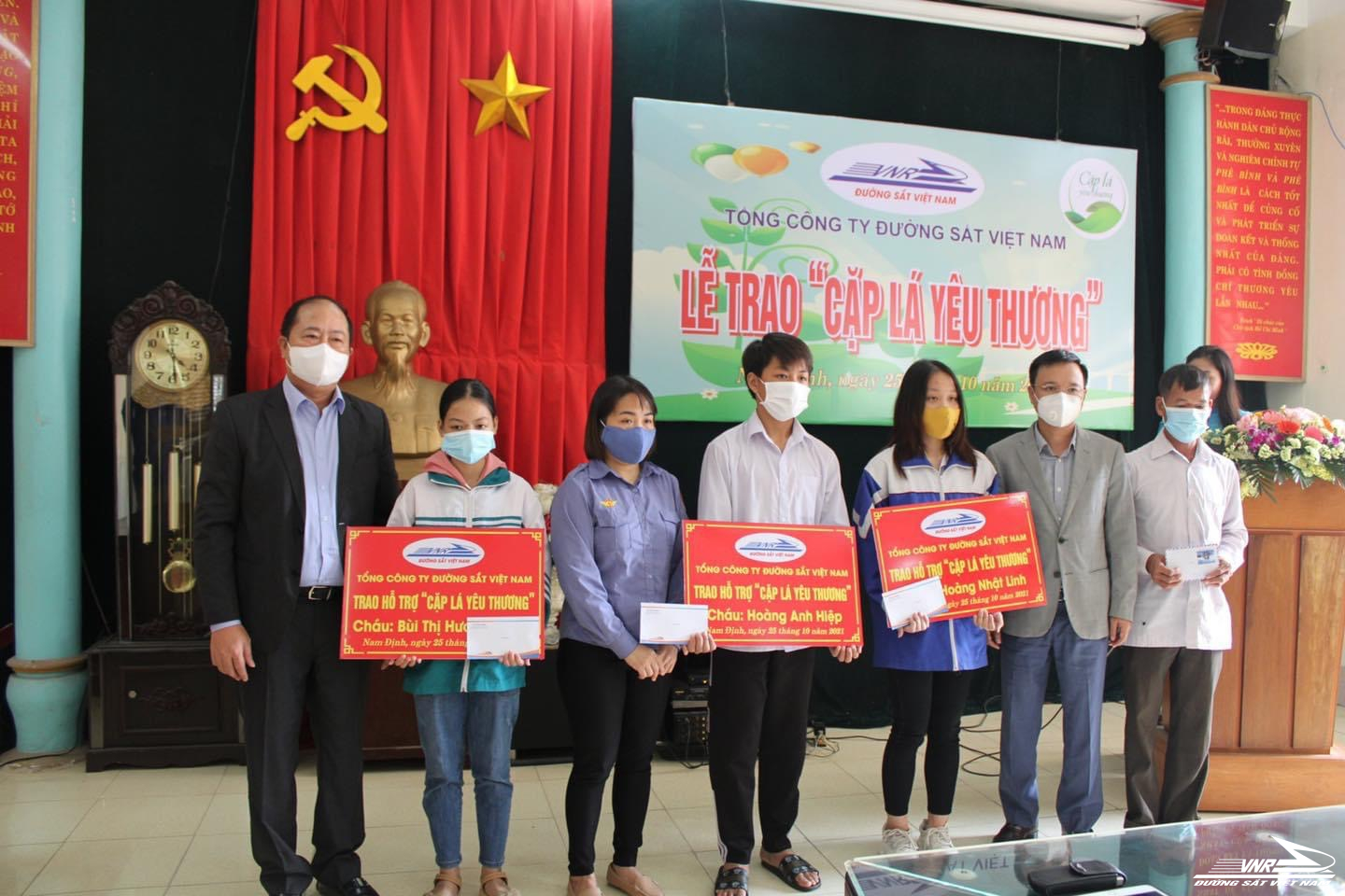 Trao “Cặp lá yêu thương” cho con công nhân có hoàn cảnh khó khăn tại Nam Định