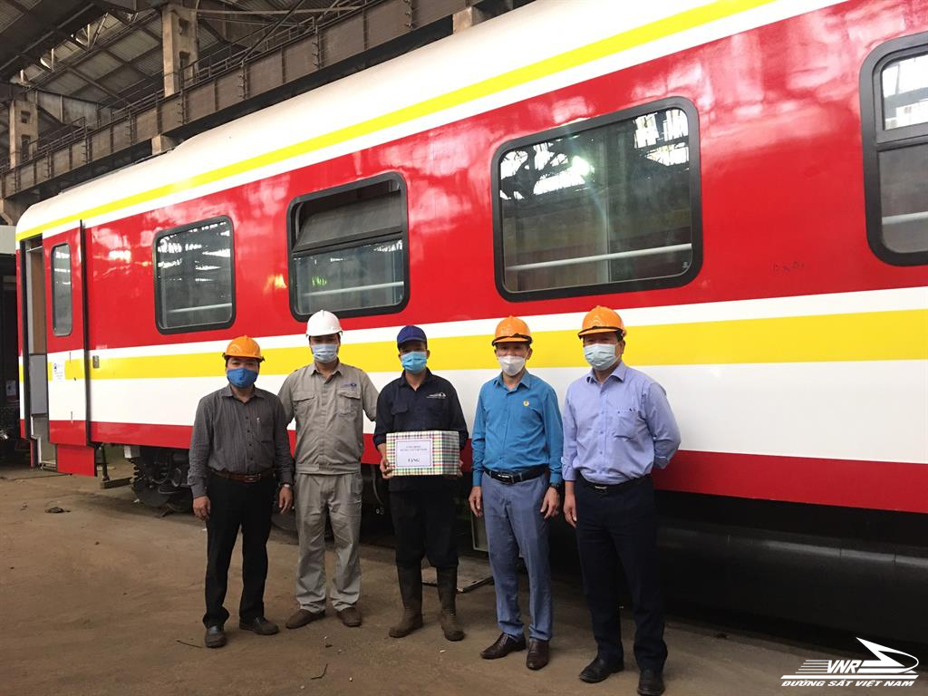 Công đoàn ĐSVN trao hỗ trợ cho NLĐ Công ty CP Xe lửa Gia Lâm