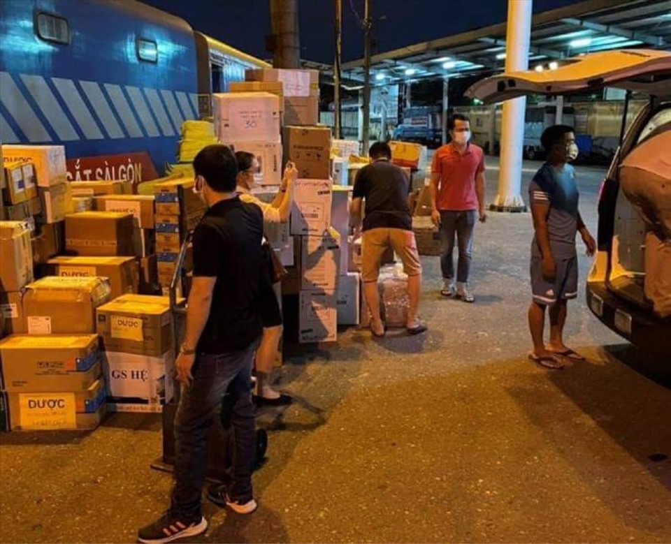 8 tấn thiết bị y tế từ Hà Nội đến ga Sài Gòn trong đêm