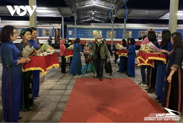 Ga đường sắt Quốc tế Lào Cai đón những vị khách đầu tiên của năm 2023