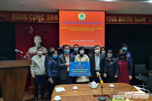 Công đoàn ĐSVN hỗ trợ gần 6.000 người lao động khu vực Hà Nội nhận hỗ trợ Tết
