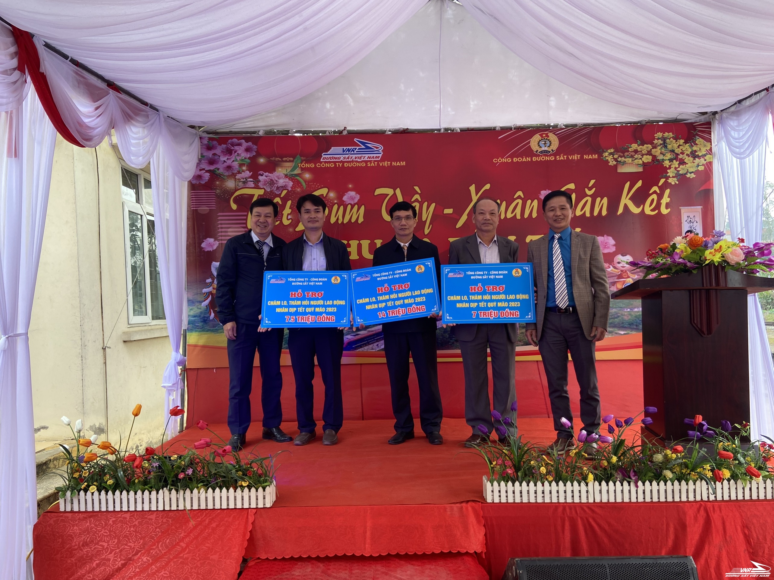 Lãnh đạo Tổng công ty ĐSVN thăm hỏi và trao quà Tết cho công nhân, lao động ĐS khu vực Bắc Giang