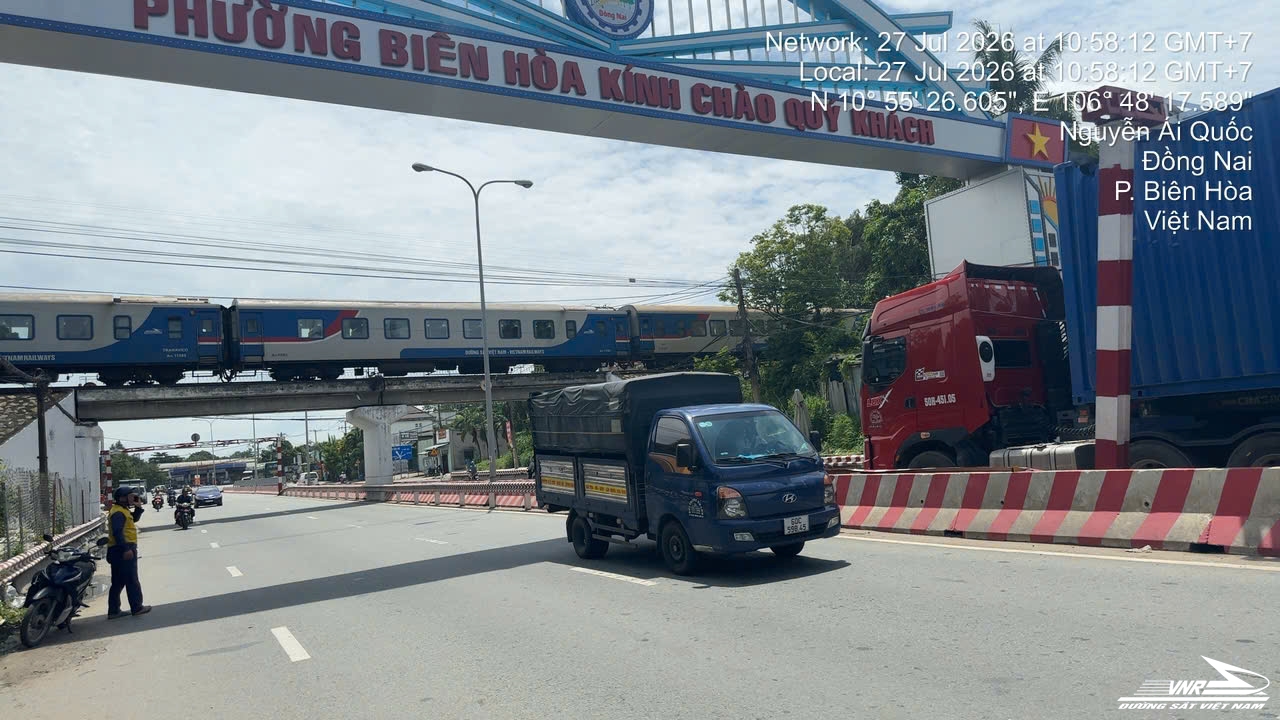 Đồng Nai: 1 ngày 3 vụ xe tải tông khung giới hạn bảo vệ ĐS, uy hiếp an toàn chạy tàu