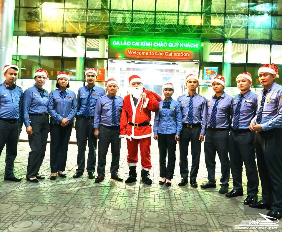 Phía sau cốc trà gừng ấm lòng giữa đêm là người trưởng tàu 'vạn năng' trên tuyến Hà Nội – Lào Cai