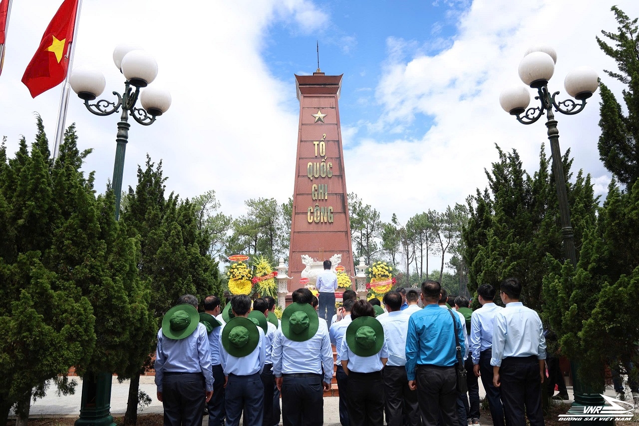 Dâng hương tri ân tưởng niệm các anh hùng liệt sĩ, thanh niên xung phong đã anh dũng hy sinh vì độc lập, tự do của Tổ quốc