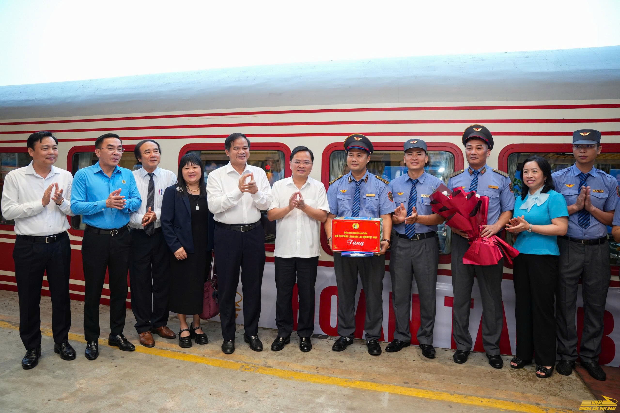 Chủ tịch Tổng liên đoàn Lao động Việt Nam thăm hỏi y, bác sĩ trên tàu Bạch Mai