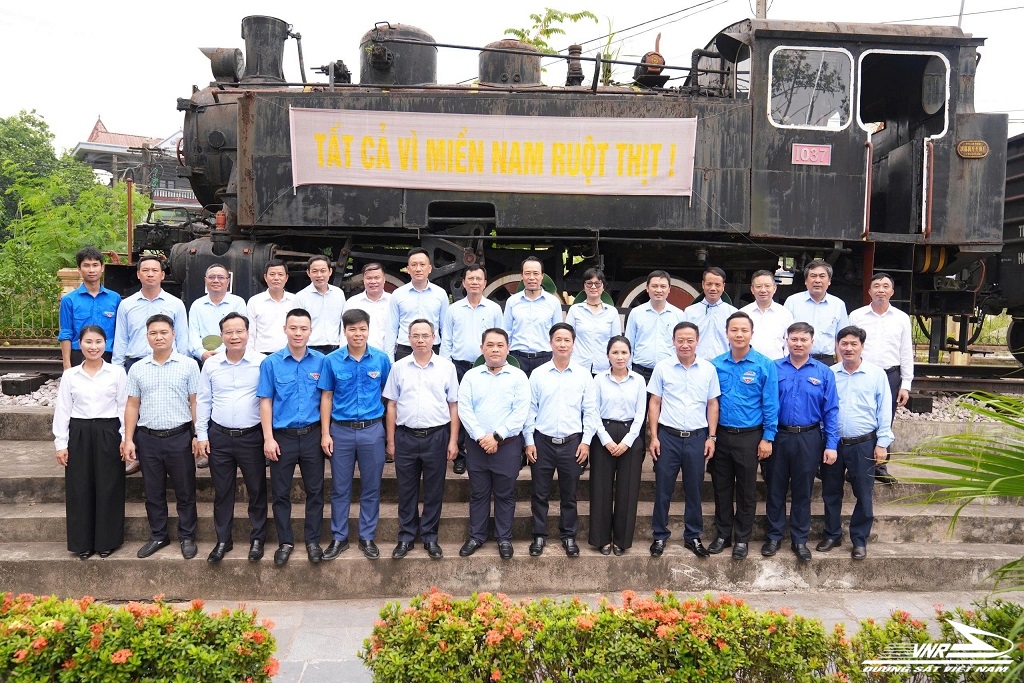 Phó Bí thư chuyên trách Đảng ủy Nguyễn Tất Thương dâng hương tưởng nhớ các anh hùng liệt sỹ tại tỉnh Thái Nguyên