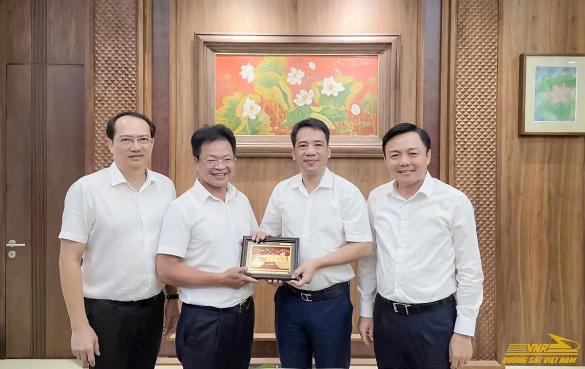 Huế và Đường sắt Việt Nam nghiên cứu khai thác tàu hơi nước Huế - Đà Nẵng
