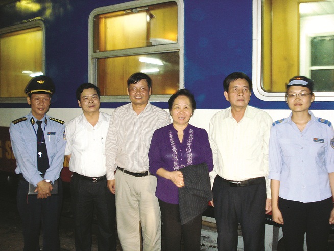 Phó Chủ tịch nước Nguyễn Thị Doan đi công tác bằng tàu hỏa