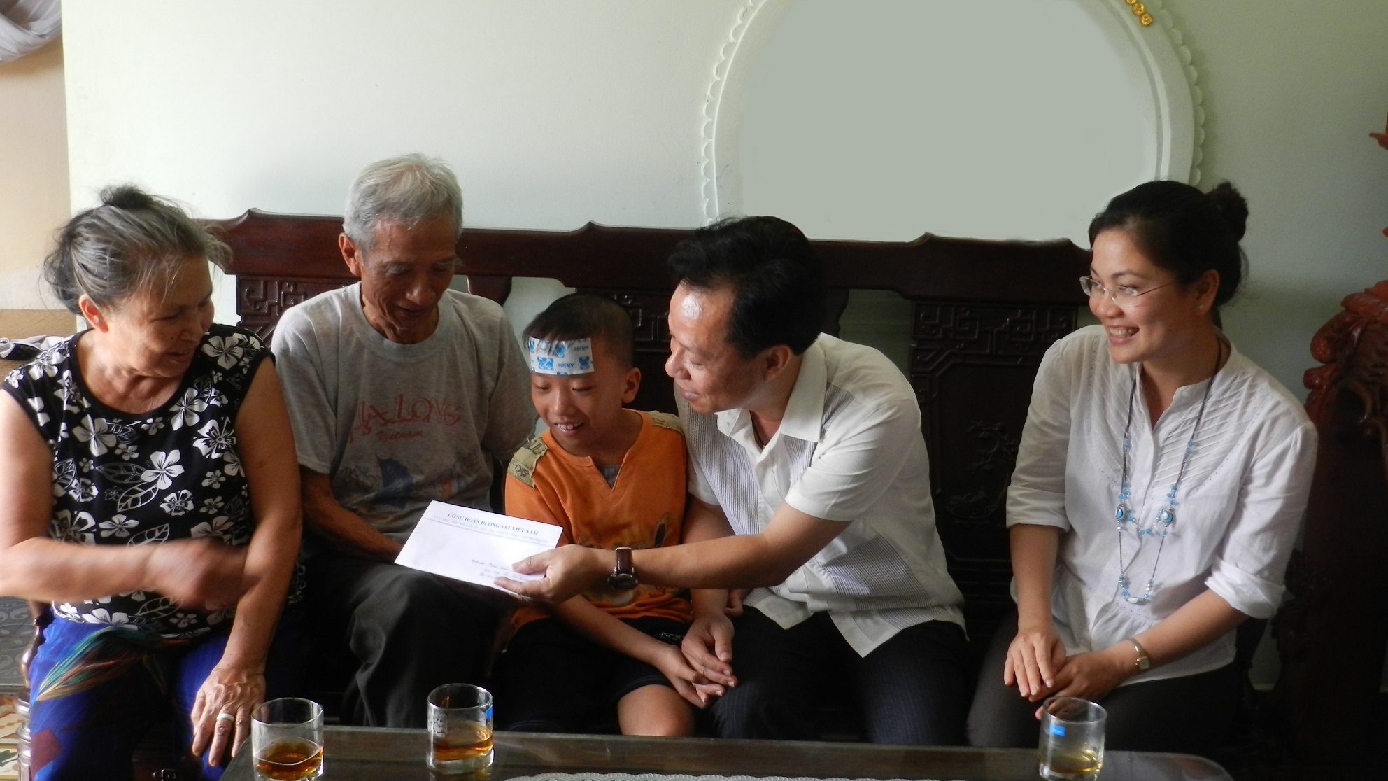 Lãnh đạo ĐSVN thăm hỏi, động viên CBCNV có hoàn cảnh khó khăn trong Tháng Công nhân 2013