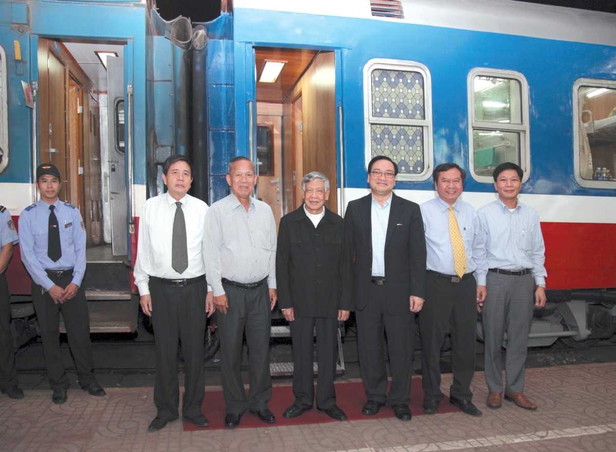 Phó thủ tướng Hoàng Trung Hải và đoàn công tác Chính phủ đi công tác Lào Cai bằng tàu hỏa