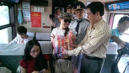 Ga Sài Gòn tặng hơn 500 suất quà cho hành khách đi tàu