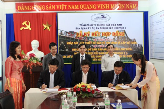 TCT ĐSVN ký hợp đồng gói thầu số 1 và số 3 dự án Khôi phục cầu Long Biên giai đoạn 1