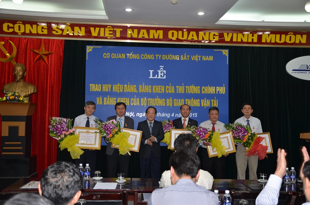 Cơ quan Tổng công ty ĐSVN: Trao Huy hiệu đảng, Bằng khen và Tổ chức Hội nghị người lao động 2015