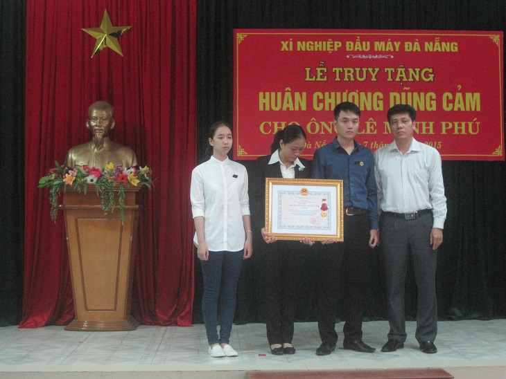 Truy tặng Huân chương dũng cảm của Chủ tịch Nước cho lái tàu Lê Minh Phú