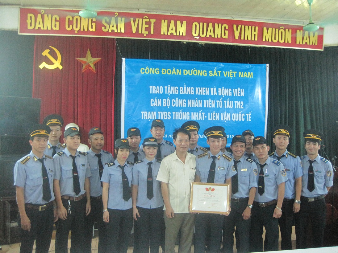 Công đoàn ĐSVN tặng Bằng khen cho Tổ tàu thống nhất TN2  Đoàn tiếp viên ĐS Hà Nội