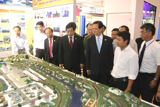 Thủ tướng Nguyễn Tấn Dũng thăm khu trưng bày của Bộ GTVT tại Triển lãm Thành tựu kinh tế - xã hội 2015