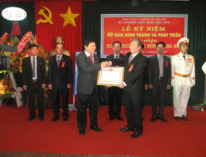 Xí nghiệp Đầu máy Sài Gòn đón nhận Huân chương Lao động hạng Nhì