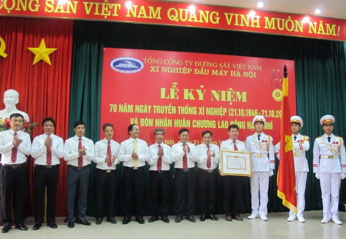 XN Đầu máy Hà Nội đón nhận Huân chương Lao động hạng Nhì