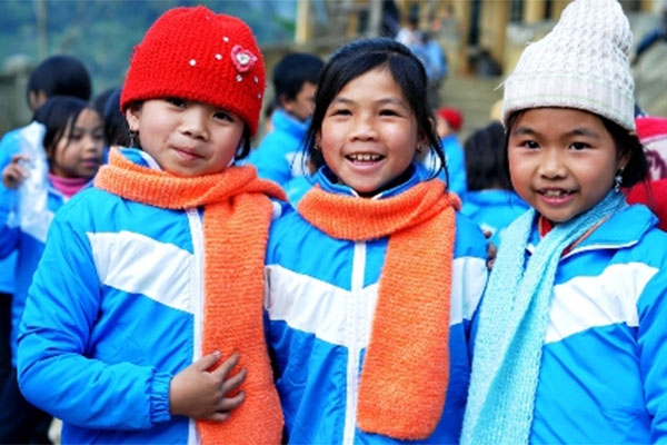 Đường sắt Hà Nội tặng áo ấm cho học sinh vùng cao