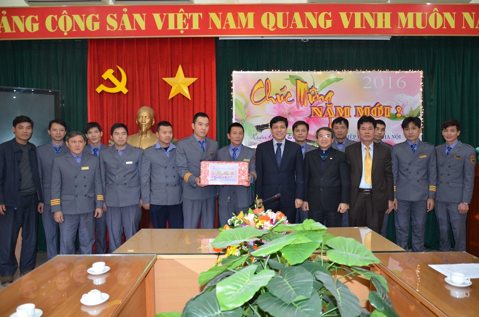Thứ trưởng Nguyễn Ngọc Đông thăm hỏi, tặng quà Tết công nhân XN Đầu máy Hà Nội