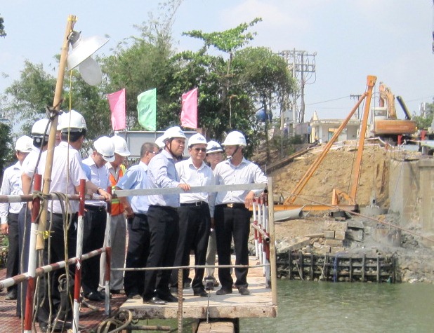 Thứ trưởng Bộ Xây dựng kiểm tra hiện trường dự án khôi phục cầu Ghềnh