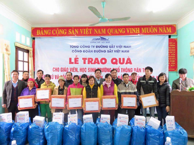 Tổng công ty ĐSVN tặng quà đồng bào và chiến sỹ biên phòng tỉnh Lạng Sơn