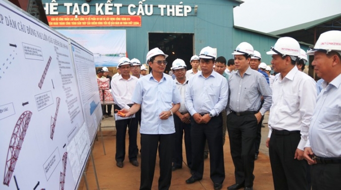 Bộ trưởng Trương Quang Nghĩa kiểm tra tiến độ sản xuất dầm thép cầu Ghềnh mới
