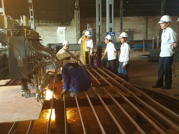 Phó TGĐ Ngô Anh Tảo kiểm tra sản xuất dầm thép khôi phục cầu Ghềnh