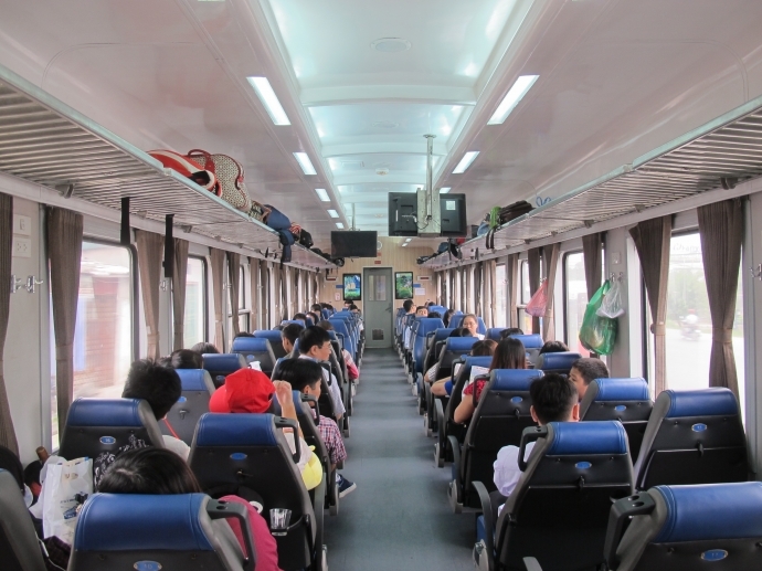 Khuyến cáo hành khách không hút thuốc lá trên tàu hỏa vì sức khỏe cộng đồng