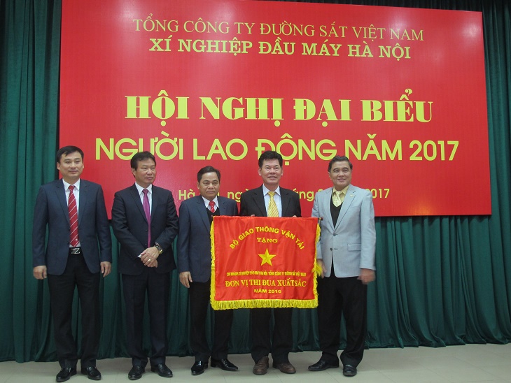 Xí nghiệp Đầu máy Hà Nội nhận “Cờ thi đua xuất sắc” của Bộ GTVT