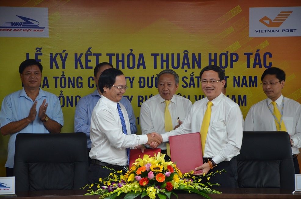 VNR and VNPost shake hands on logistics cooperation