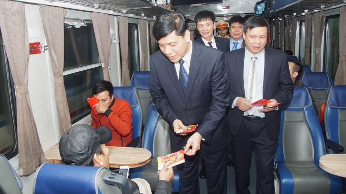 Thứ trưởng Nguyễn Ngọc Đông chúc Tết hành khách và CBCNV Đường sắt đêm giao thừa