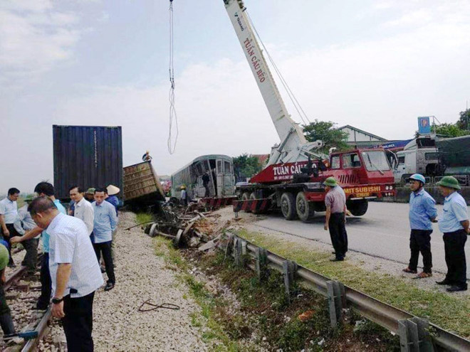 Đường sắt thông tuyến sau vụ tàu hàng va chạm với ôtô tải ở Nghệ An