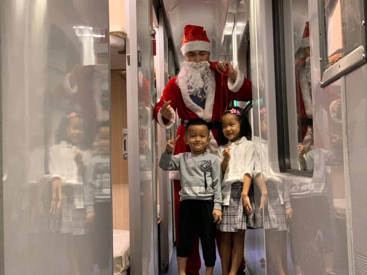 Ông già Noel bất ngờ xuất hiện trên tàu hỏa, hành khách vỡ òa niềm vui