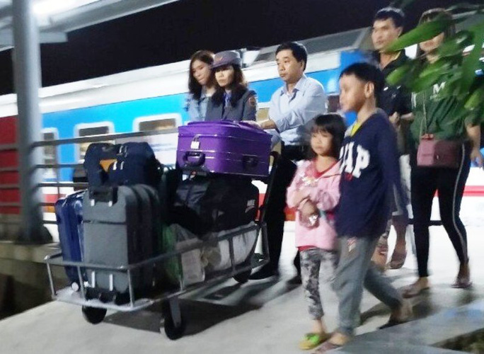 15 khách đi tàu SE30 được hỗ trợ xuống ga Thanh Hóa kịp về quê đón Tết