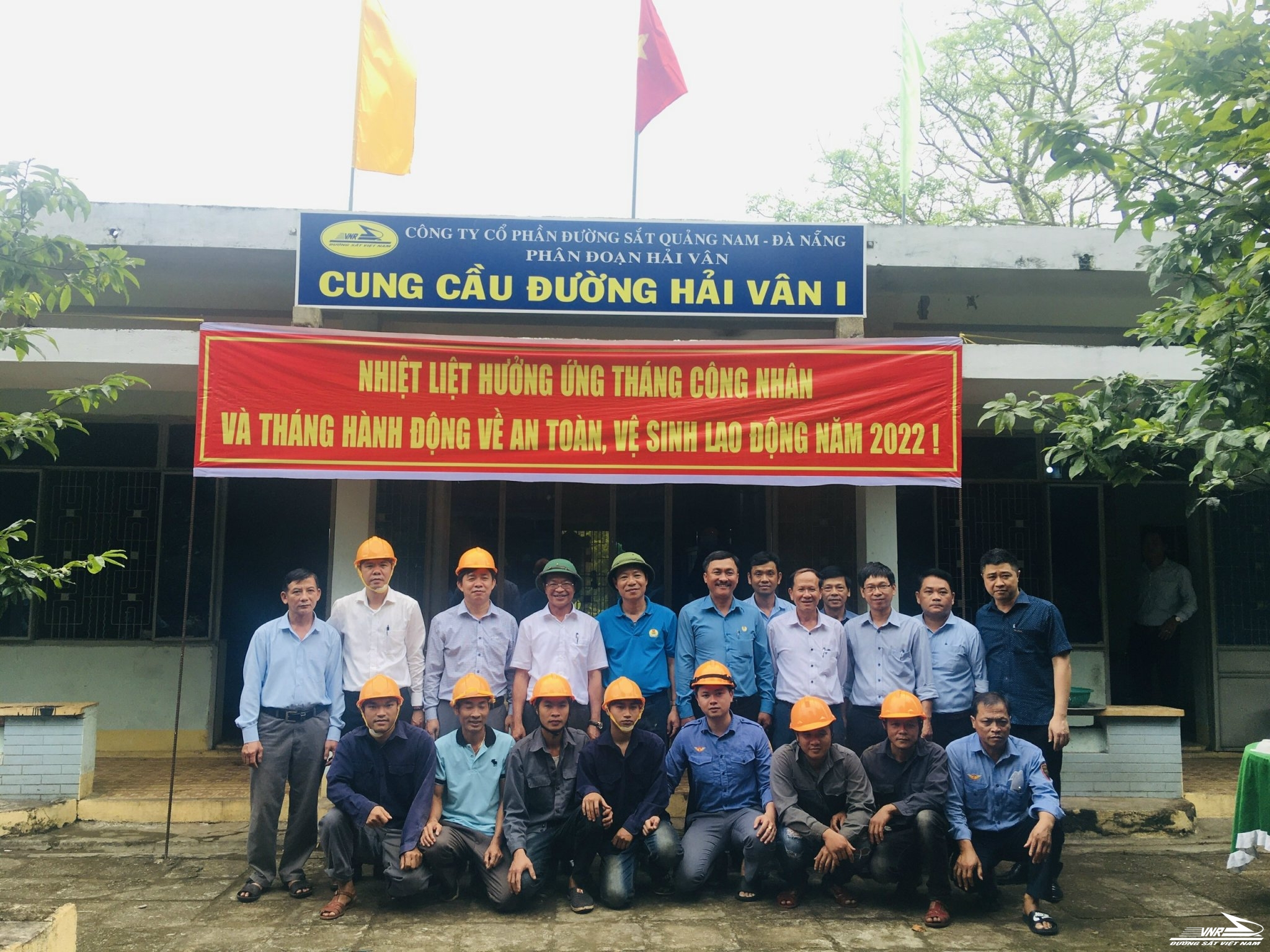 Lãnh đạo Tổng công ty và Công đoàn ĐSVN thăm và tặng quà Công nhân lao động khu vực Vinh - Đà Nẵng