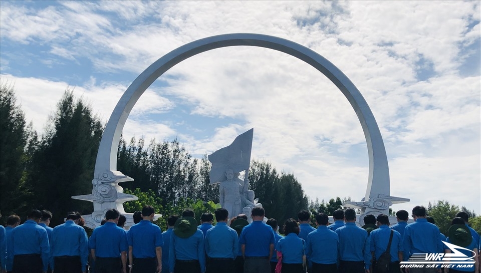 Công đoàn Đường sắt Việt Nam dâng hương tại khu tưởng niệm Gạc Ma