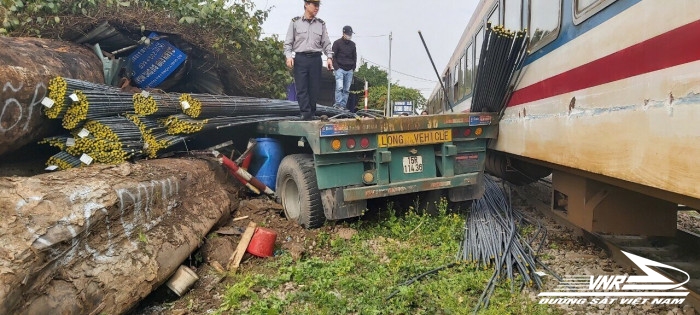  Đường sắt kiến nghị khẩn sau vụ tàu đâm va xe đầu kéo tại Thường Tín
