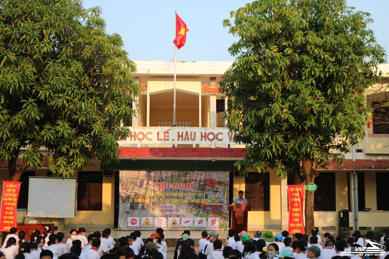 CNKTĐS Nghệ Tĩnh tuyên truyền về bảo đảm trật tự ATGTĐS tại Trường THCS Quán Hành, Nghệ An 
