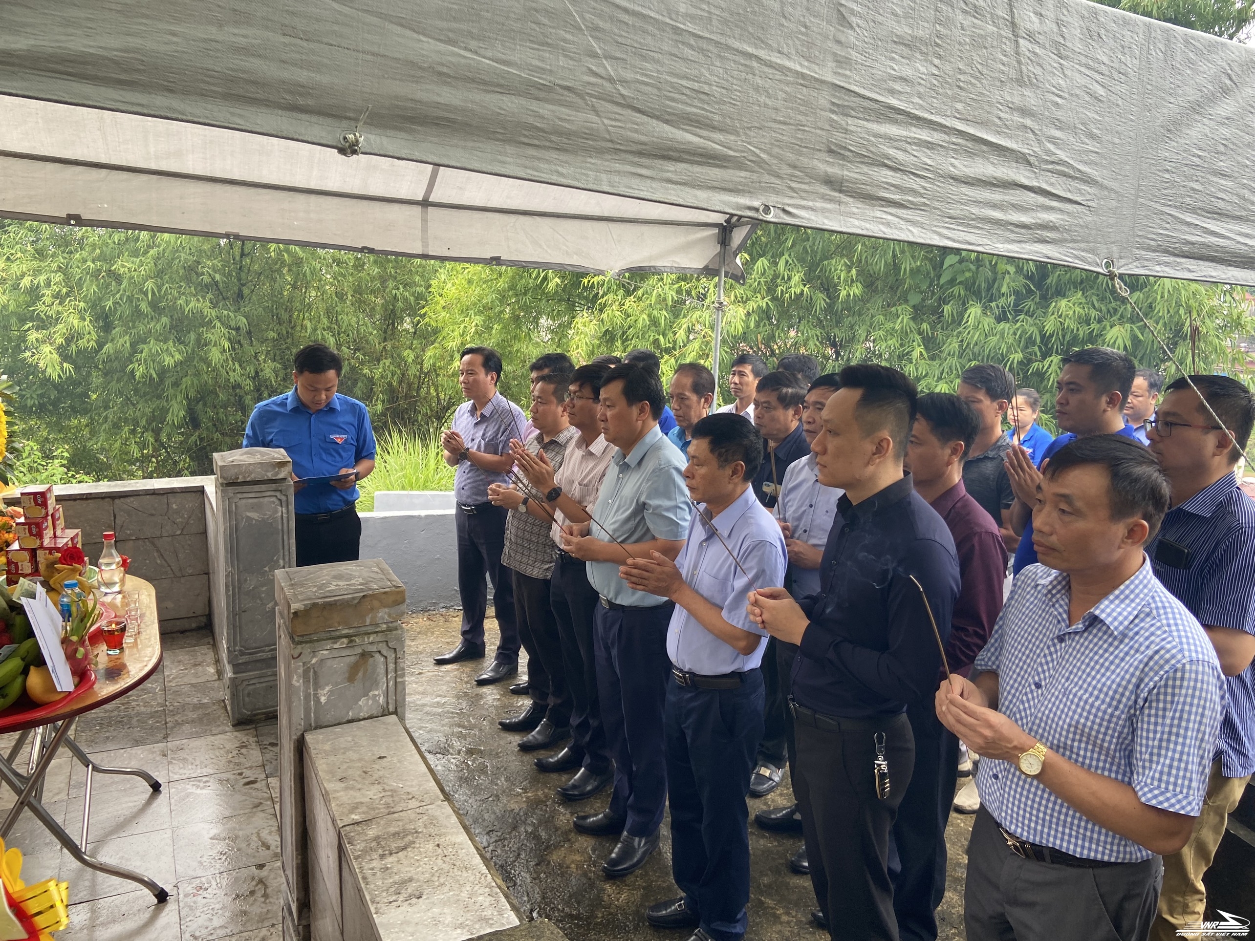 Lãnh đạo Tổng công ty ĐSVN dâng hương tại bia tưởng niệm chiến sỹ liên khu V tại Lạng Sơn
