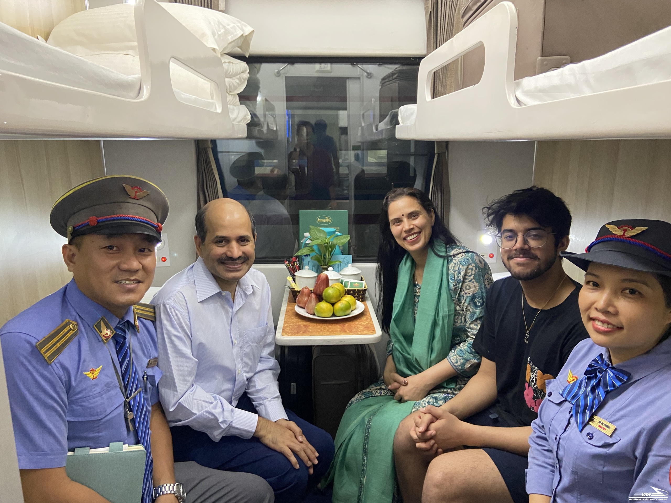 Đại Sứ Ấn Độ trải nghiệm hành trình xe lửa Thống Nhất