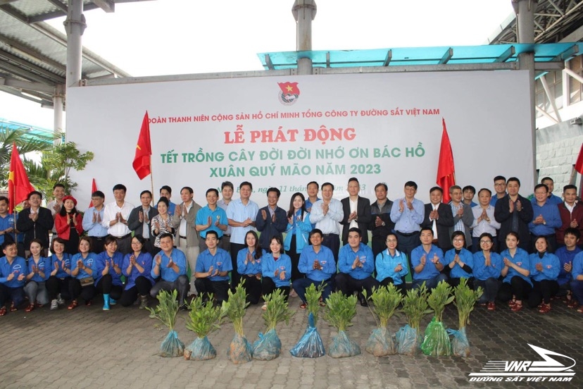 Thanh niên Đường sắt hưởng ứng phong trào Tết trồng cây