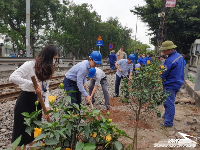 Công ty ĐS Hà Hải ra quân trồng cây hoa dọc đường sắt hồ Ba Mẫu