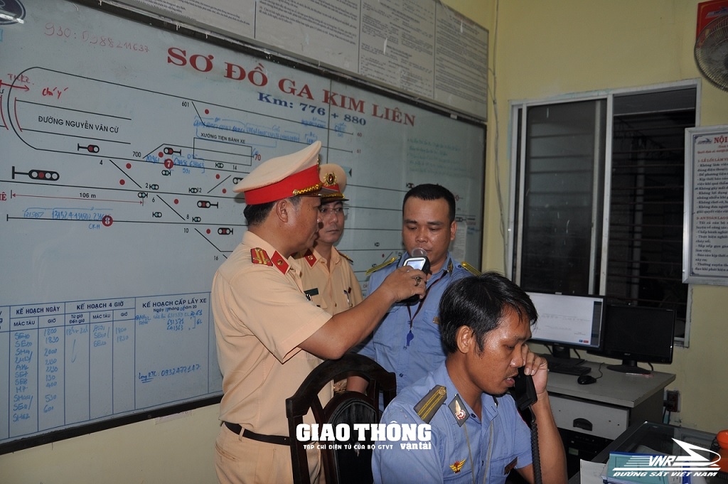 CSGT kiểm tra nồng độ cồn, ma túy nhân viên đường sắt ở Đà Nẵng
