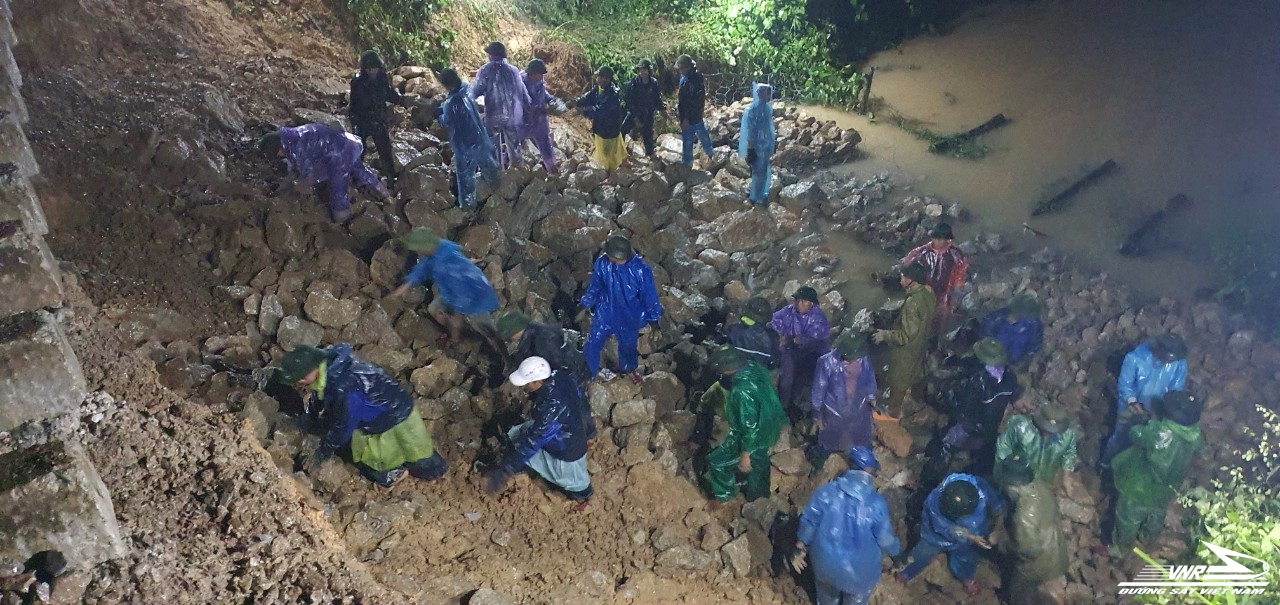 Đội mưa xuyên đêm khắc phục sạt lở đường sắt qua Hà Tĩnh