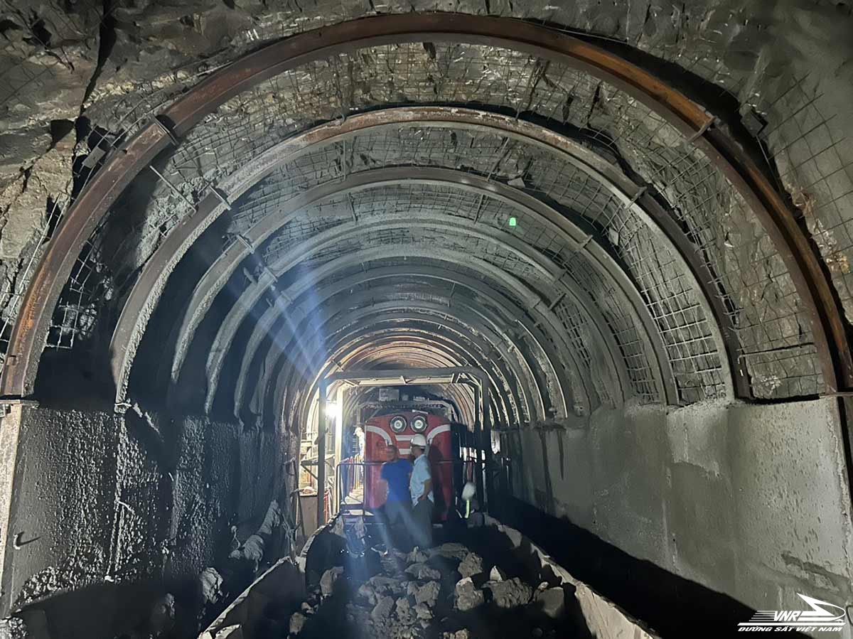 Hơn 200 kỹ sư, công nhân đường sắt nỗ lực khắc phục sự cố hầm Bãi Gió