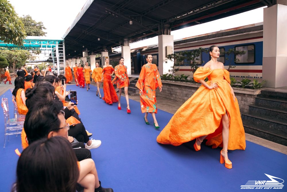 Lần đầu tiên sân ga biến thành sàn runway